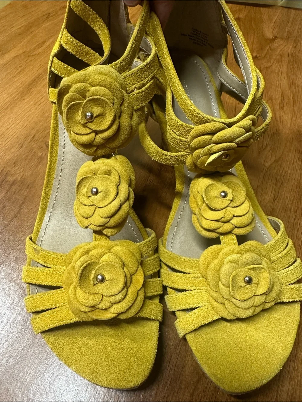 Kenneth cole Women’s Yellow Suede Wedge Sandals with Floral Detail size 7.5
